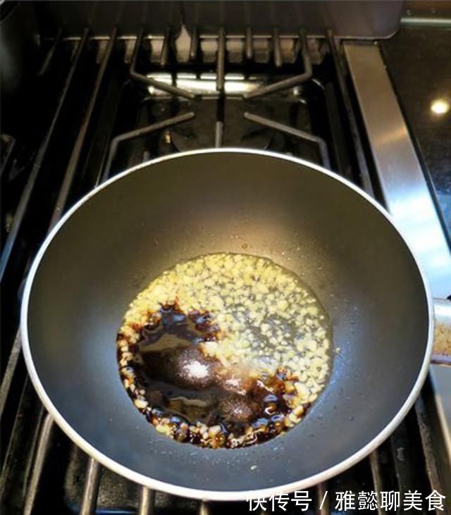 红烧|茄子别再红烧了，这样做不用一滴水，比肉还好吃，味道太香了