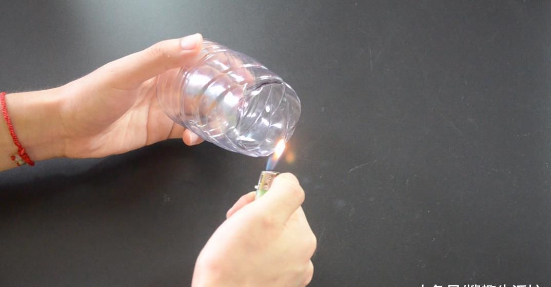 擀饺子皮|擀面杖上套一个塑料瓶, 放在厨房太实用了, 解决了很多人的烦恼