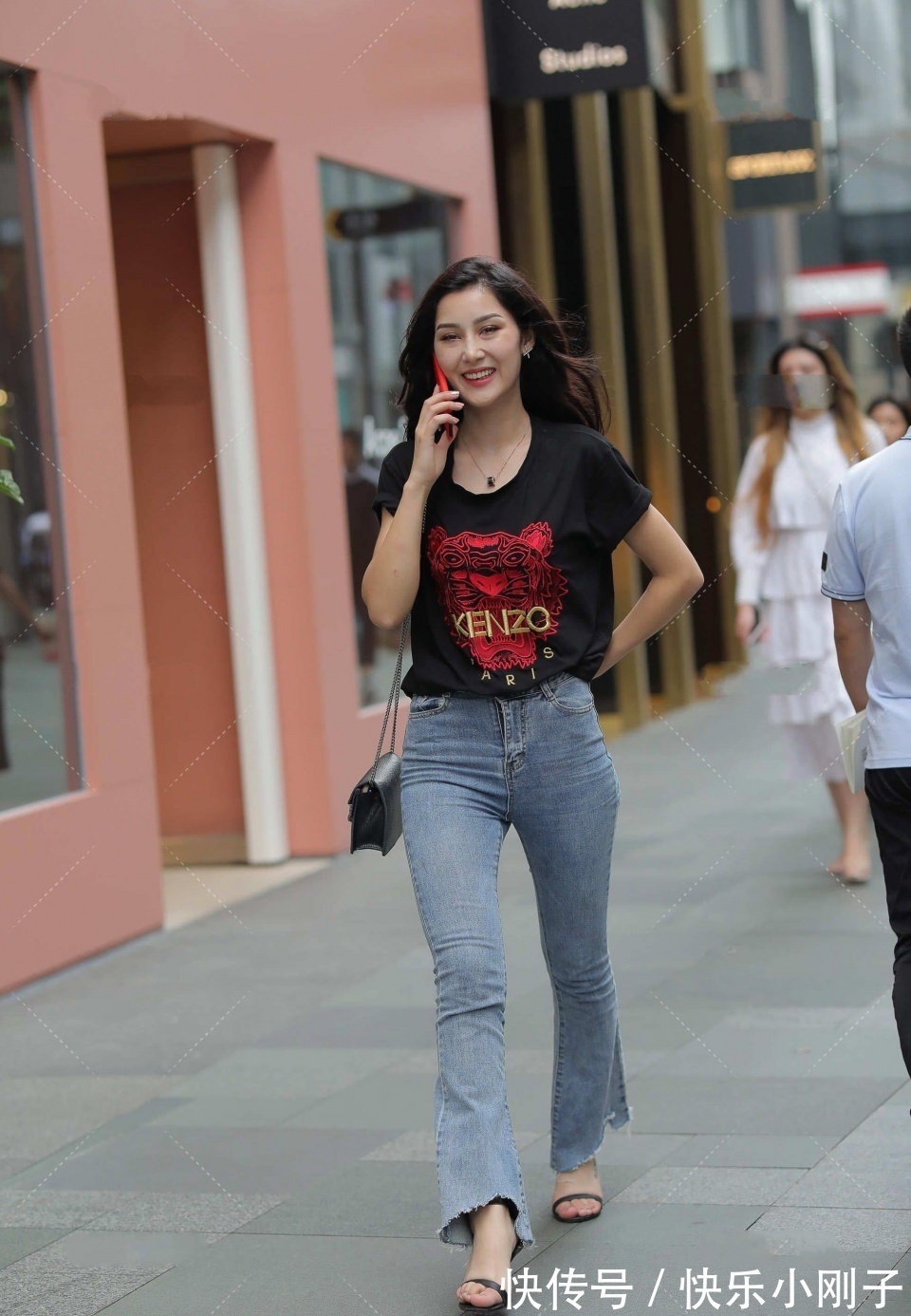 美女|美女的魅力太强,完美的身材搭配迷人的行头,令人莫名的心跳