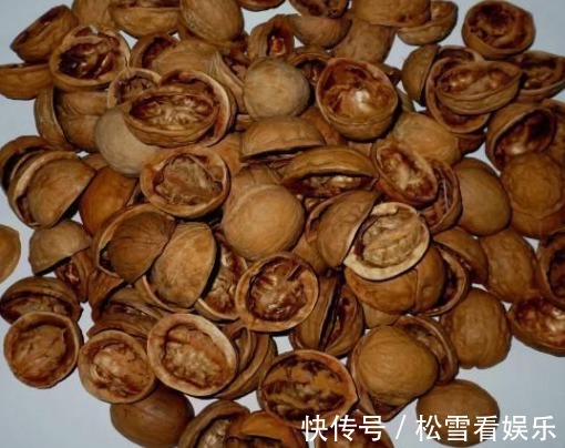 核桃|吃完核桃别扔壳,用水煮一煮,堪称是治咽炎和胃溃疡的“特效药”