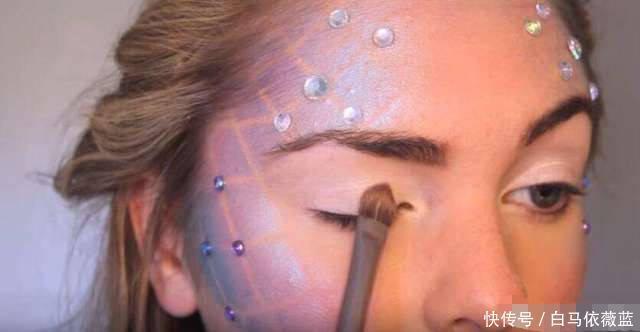 女孩为追求时尚,竟用渔网袜来化妆,取下丝袜后效果令人惊艳!