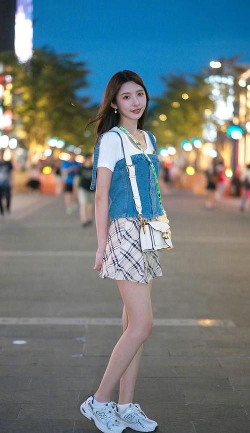 蕾丝|简约风格的一字带细跟凉鞋，搭配牛仔裤，就能展现女生的卓越风姿