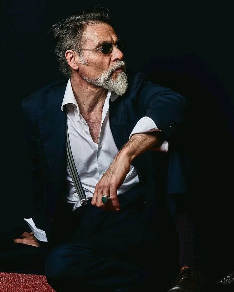 绅装博主有很多,但像 Simone Righi 这么“狂”的还真少见