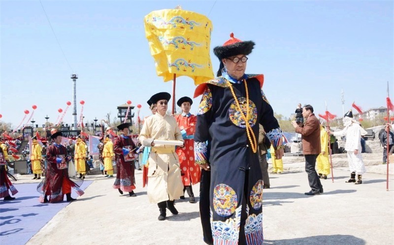 盛世|他自称是乾隆后代，手戴3亿的宝戒，专家要求上交，被他一口回绝