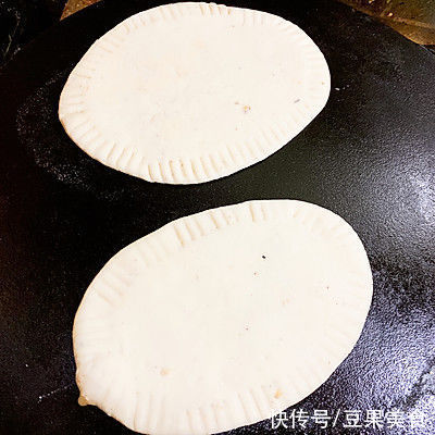 分享给你们我家祖传的口袋饼的做法，一般人我不告诉他