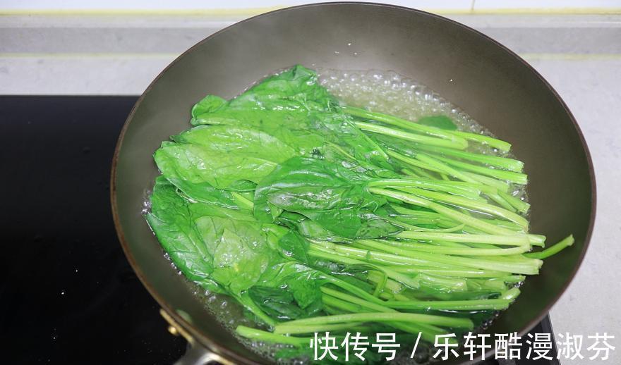 草酸|菠菜别总炒着吃,拌一拌,5分钟就上桌,家人抢着吃