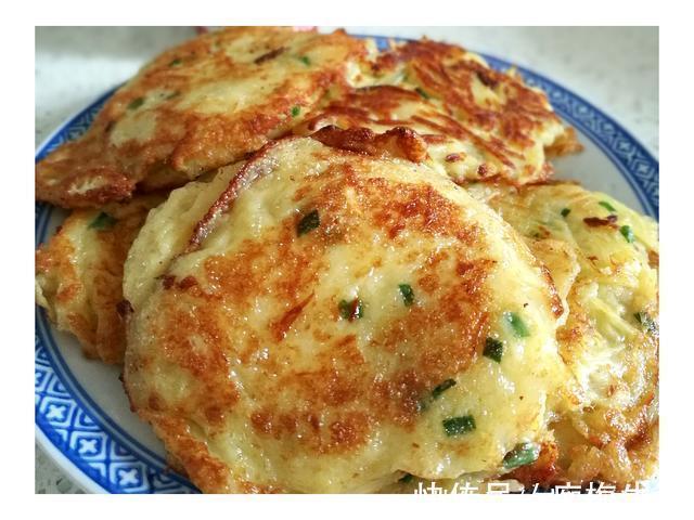 土豆丝别在炒了,试试一个吃法,外焦里嫩,10分钟解决全家早餐