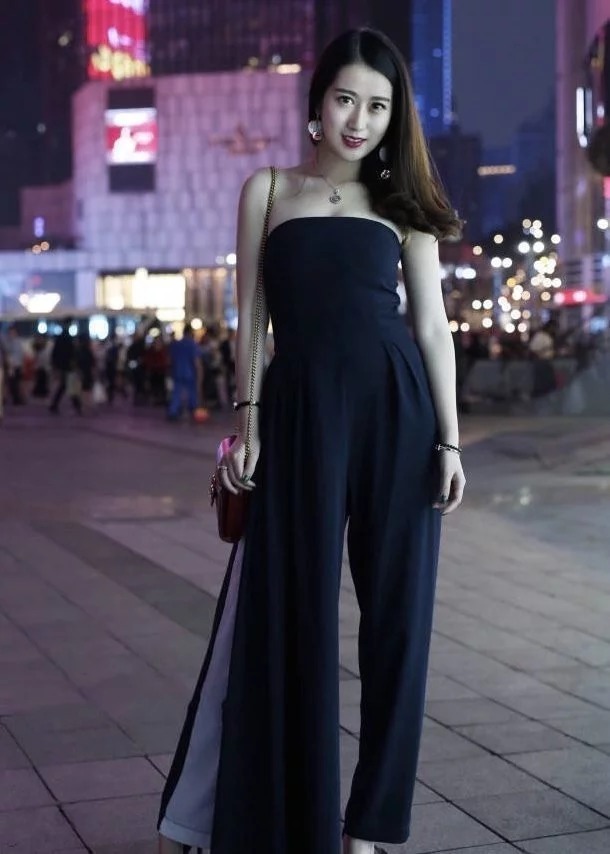 美女|街拍:美女蓝色上衣配短裤,简单的穿搭,原来也可以很时尚