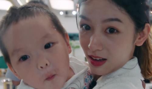 头围|周也哄小孩遭怼脸拍，头围差距令人眼花，23岁的皮肤媲美婴儿