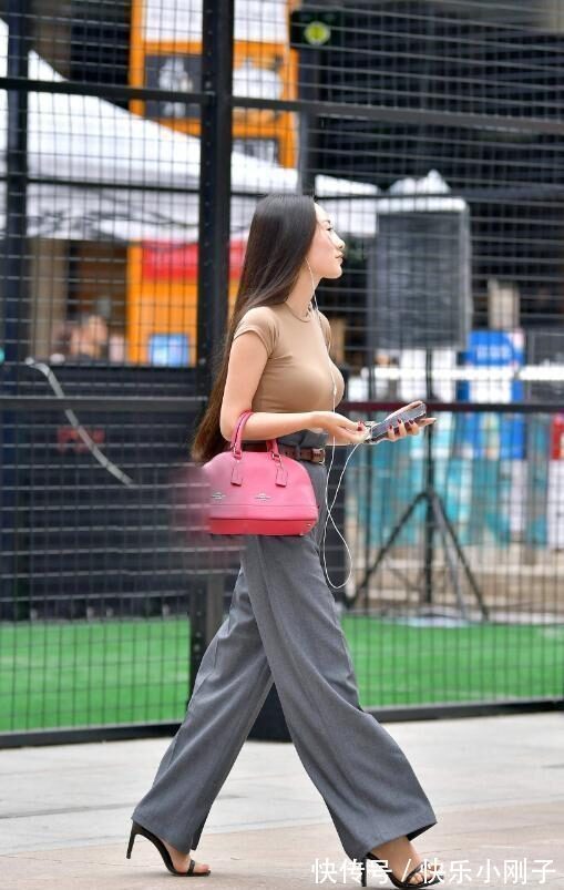 打扮 打底裤的打扮显瘦更立体,带来无限活力感,甜美和优雅兼具