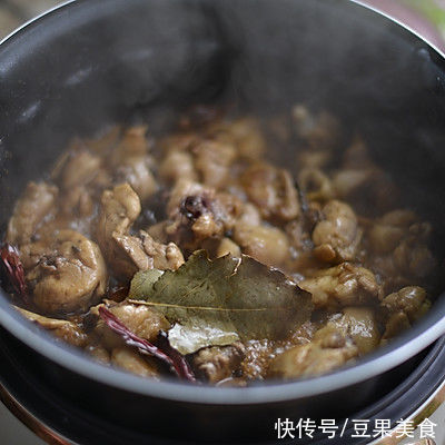 别怪我没提醒你，这道板栗烧鸡块一吃就上瘾