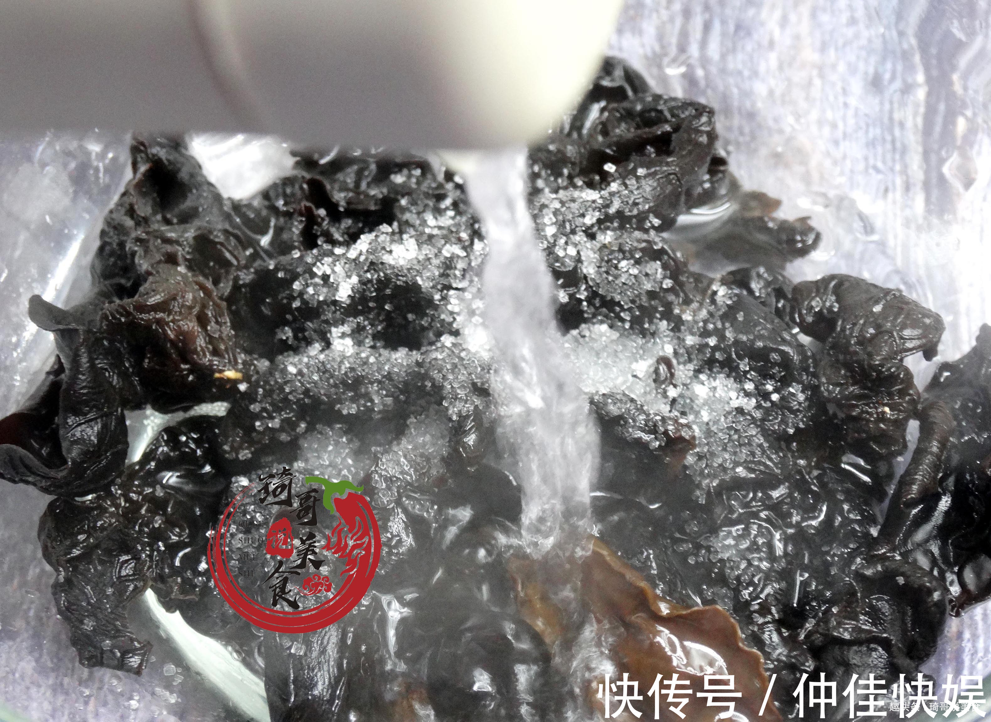 炒木耳|炒木耳时,“噼啪”炸锅真吓人!只需多做1步,木耳不炸锅更好吃