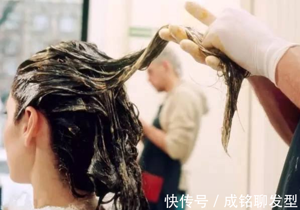 头发 黑色染发剂沾在皮肤上如何洗掉?三个小妙招,轻松擦掉染发痕迹