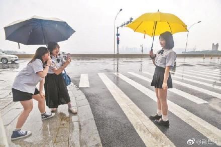 拍照|武汉一路口似动漫场景成打卡地 交管提醒市民拍照请注意安全