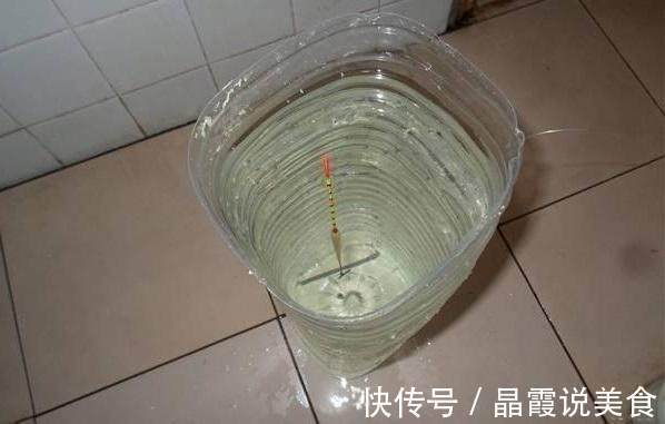 钓具并不一定要买，废旧塑料瓶变身调漂桶，钓友真机智！