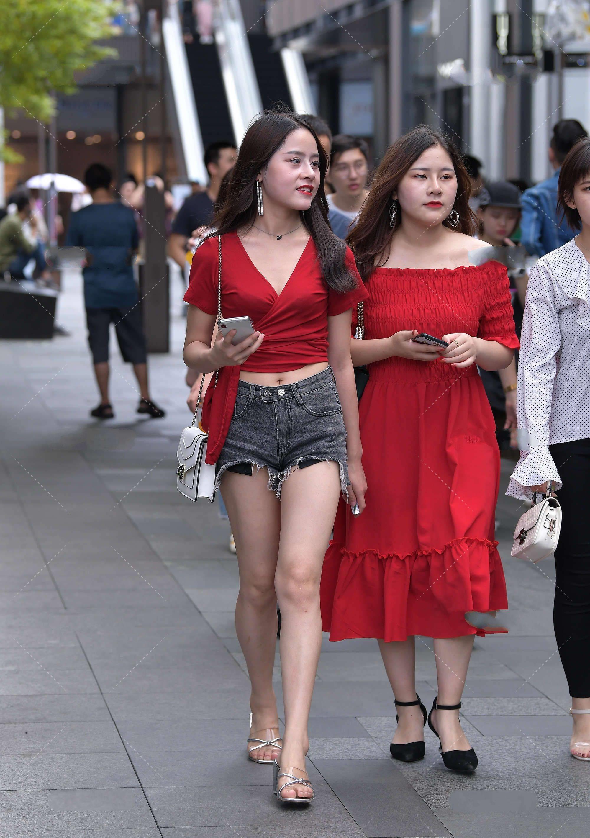 红色|要想凸显高级感就穿红色衣服,搭配高跟鞋气质十足,成熟又知性