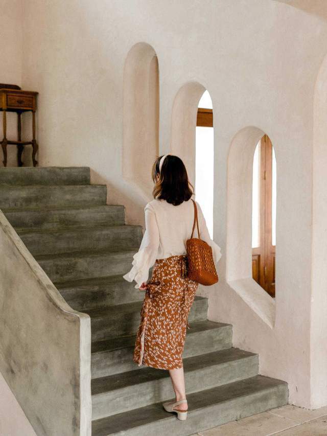 搭配|碎花裙在秋天没过时,依然很好看,搭配一件外套温柔优雅又有气质