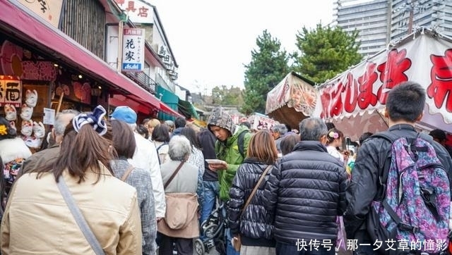 来到京都发现一条小街正在赶庙会，就来看看庙会上有些什么美食吧