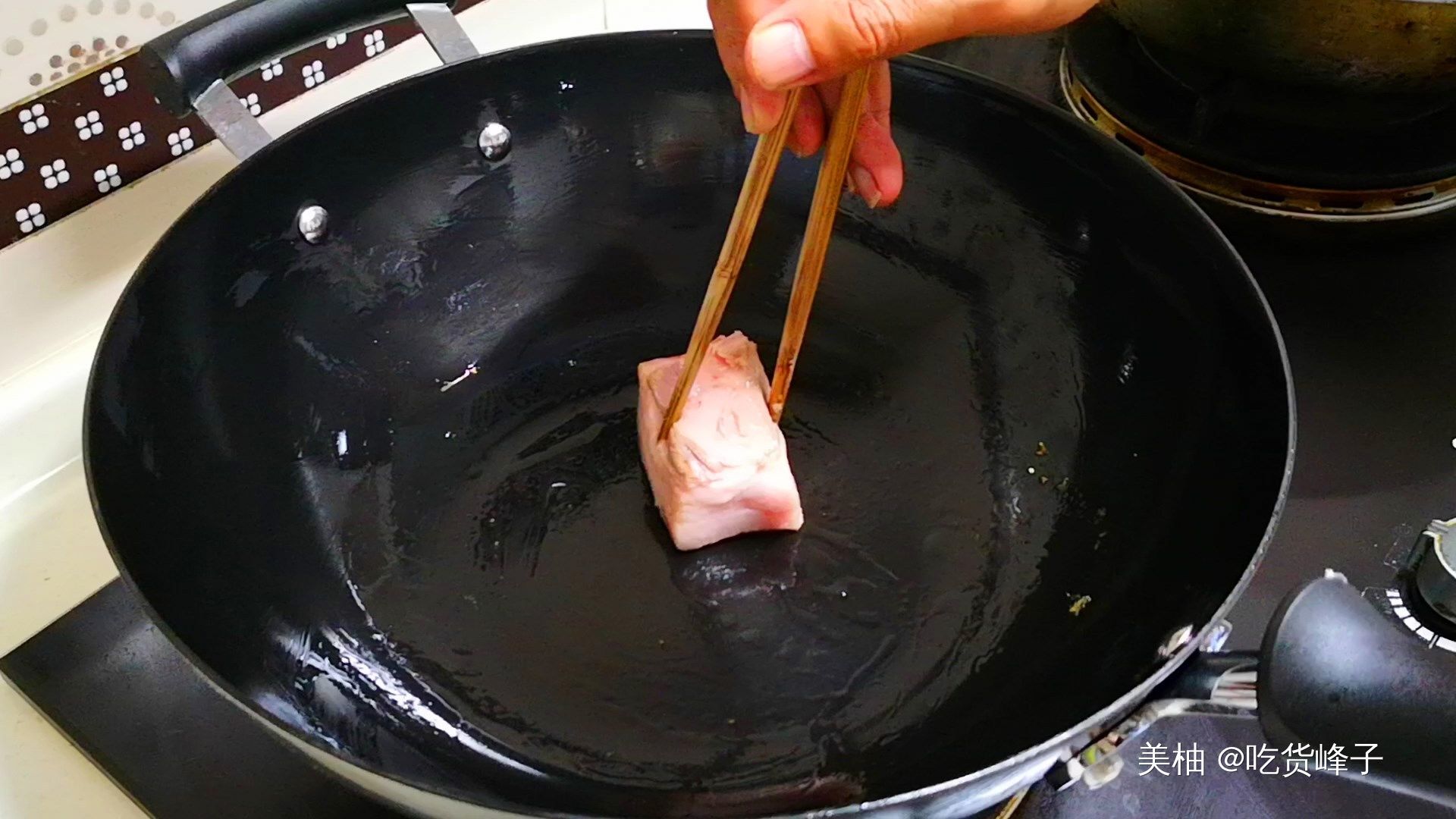  新铁锅最忌直接烧，等于吃掉了涂层，教你开锅技巧，不生锈不粘锅