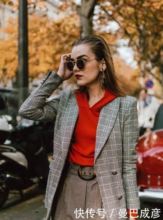 卫衣内搭的3种穿法!这么穿时髦又高级,稳赢!