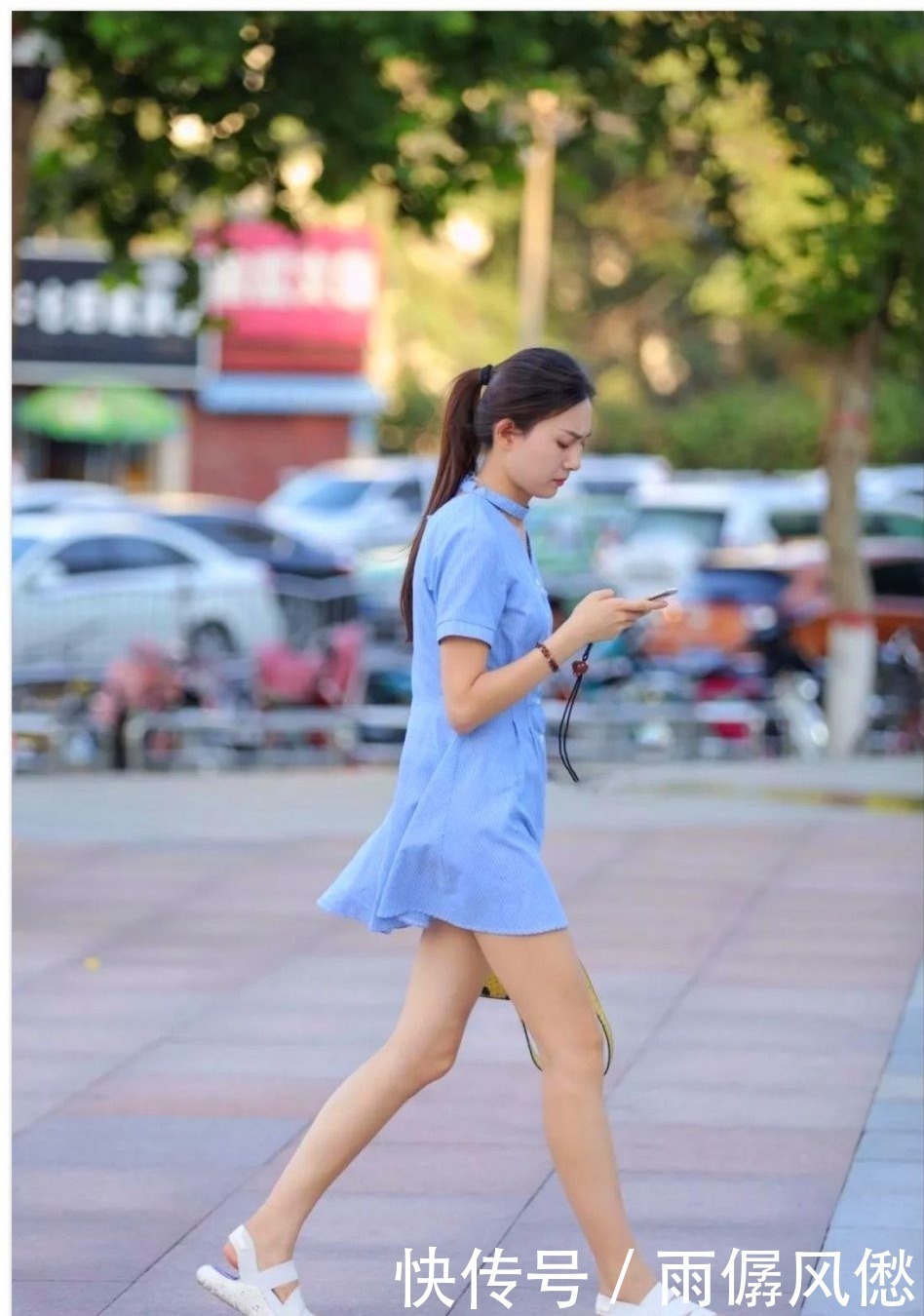 羡慕|街拍美女散发出独特的气质,清新的穿着打扮,真是让人羡慕