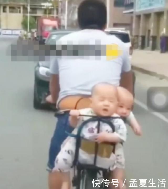 后座|双胞胎坐爸爸自行车后座，悠然地睡着了，网友：能活着是幸运