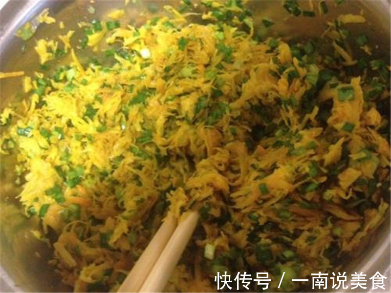 不吃这种馅饺子简直亏大了,汁鲜味美,花钱不多,比放肉还好吃!