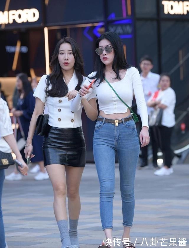 身材 牛仔裤vs黑色皮裙,各有各的美,20岁的身材,30岁的脸!