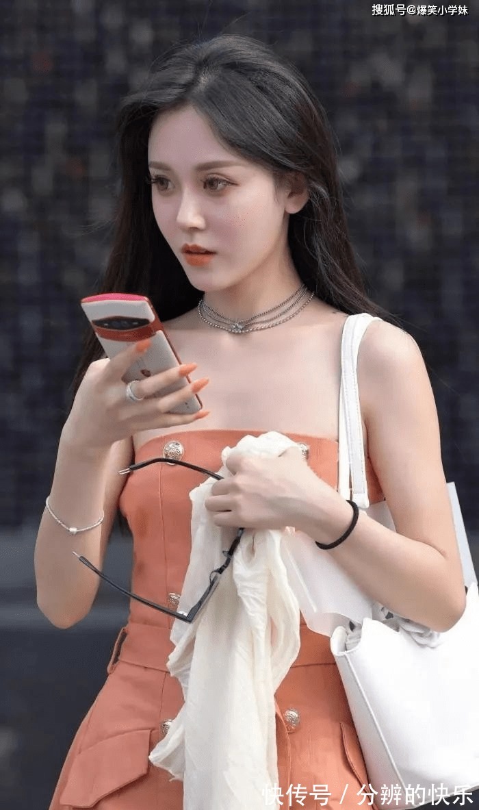 |搞笑段子：早上我冲进办公室，差点撞到老板陪同的女士