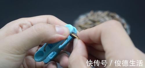瓜子|剥瓜子有诀窍，不用手剥不用嘴嗑，一分钟就能剥一大碗，涨知识了
