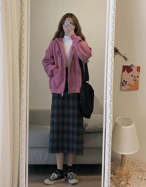 秋天的半身裙千万不要收起来！试试搭配毛衣和卫衣，时髦又高级