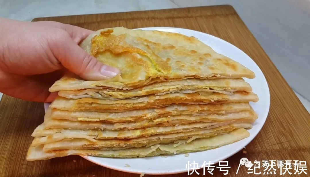 以后鸡蛋饼就这么做,教你简单做法,个个鼓大泡,一次成功不失败