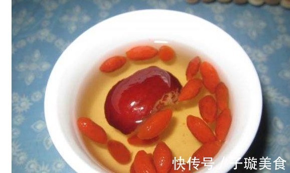 胡萝卜素|枸杞泡水明目养肝降三高,但是不能跟它泡水喝,很多人不知晓