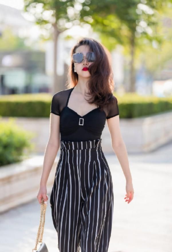 焦点|街拍小姐姐的网纱衣好显身材,配波浪长卷发,回眸一笑美成焦点