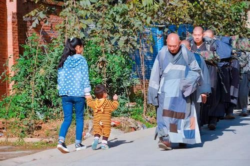 寺庙|少林寺的“榜样”！清贫寺庙主持一身补丁喝粥吃腌菜，不收布施