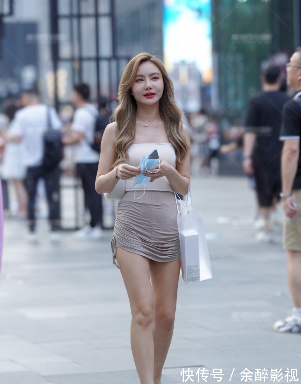穿搭 夏季穿搭裙装,怎能错过褶皱半身裙,穿着时髦洋气又优雅清凉