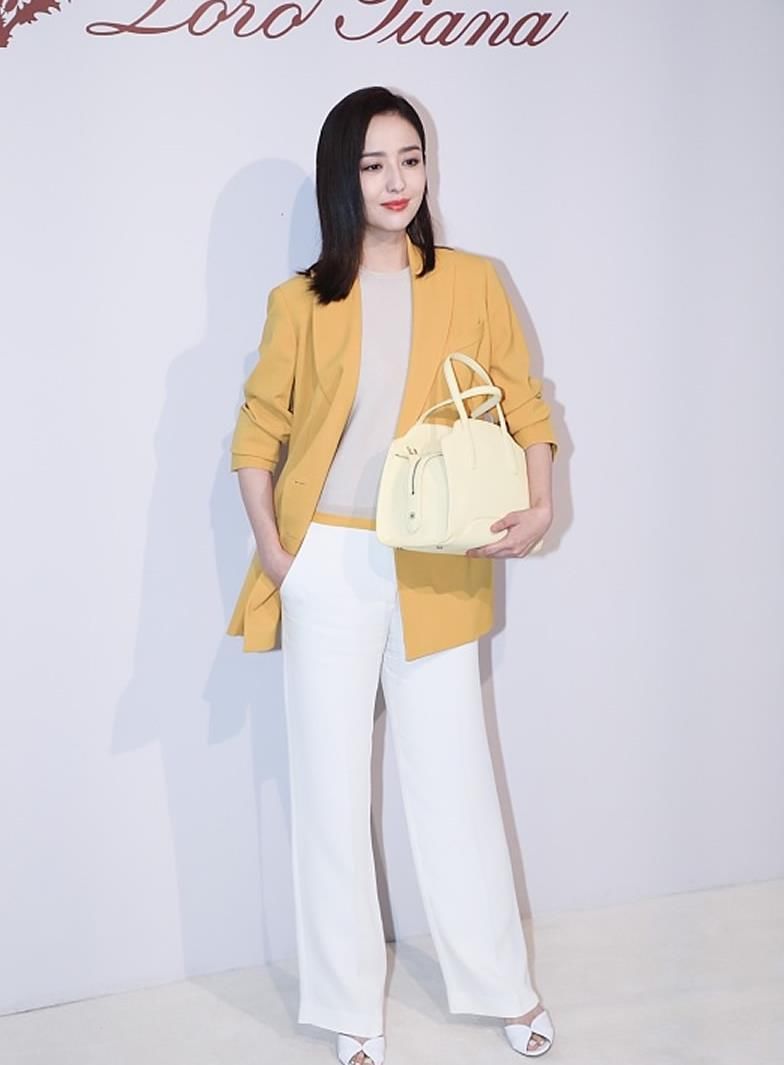 35岁摆布的女人留甚么发型悦目？中长直发清新文雅非常有气质，非常美