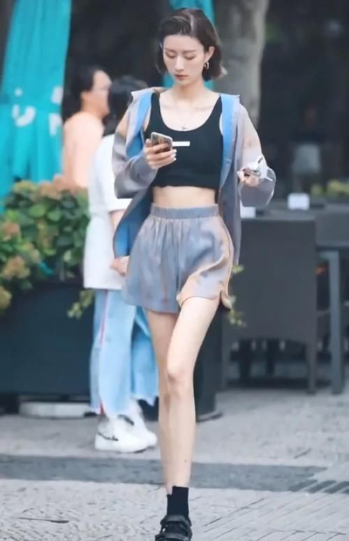 太细|小姐姐的腿太细了吧,裤脚都能塞她2条腿,我承认我羡慕了