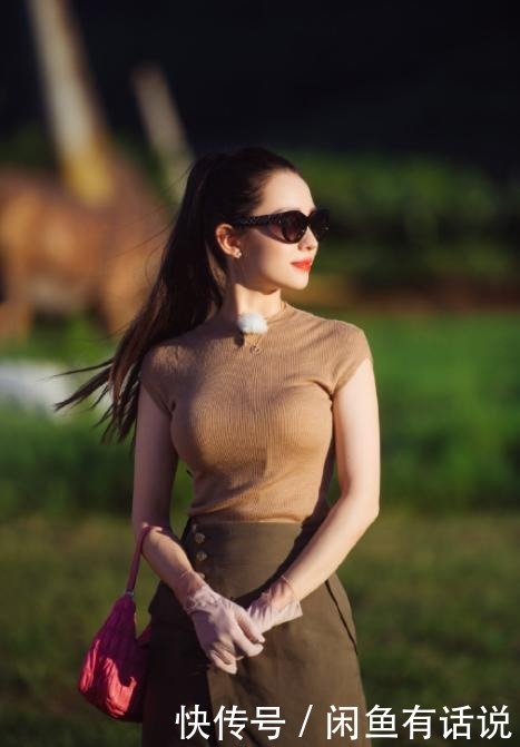 腿裤|吉娜产后恢复神速,又穿针织衫紧身裤秀身材,扎丸子头不像孩子妈