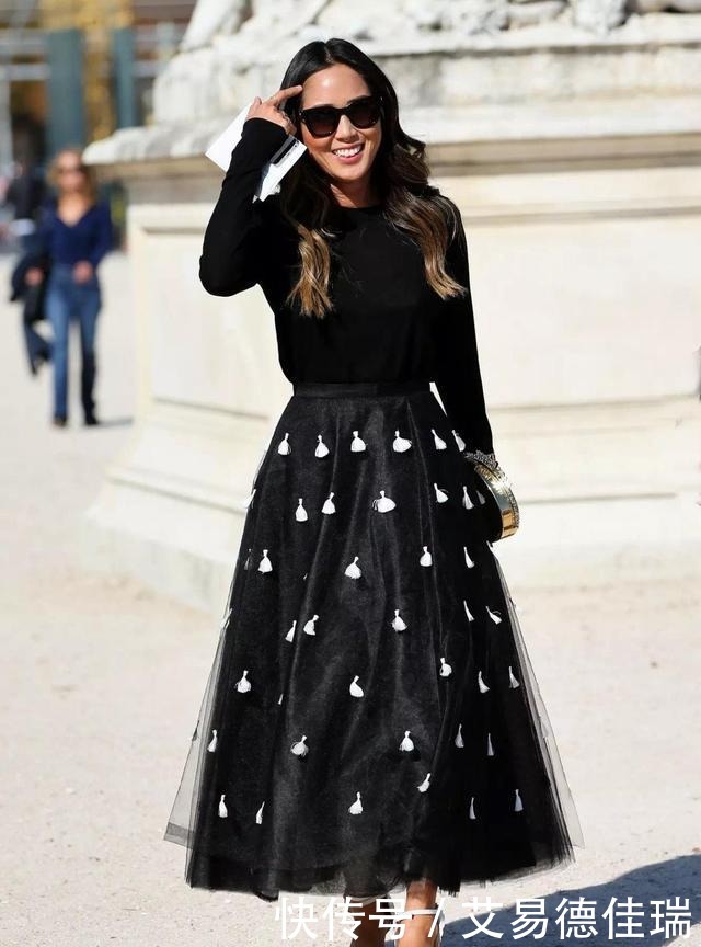 洋气|今秋火了一种穿法,叫“毛衣+半身裙”,青春又洋气,时髦一整季