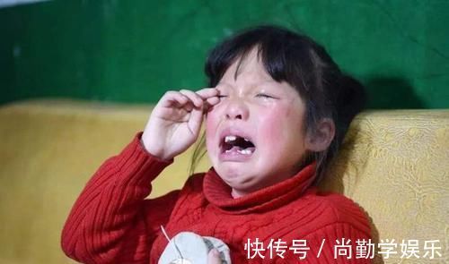 眼睛|孩子误拿502胶水滴眼睛,妈妈40秒内的处理方法,医生都夸奖