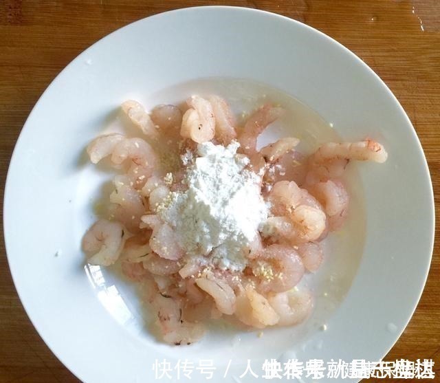 做鸡蛋时，直接下锅难怪难吃，多加这一步，鸡蛋软滑鲜嫩不粘锅