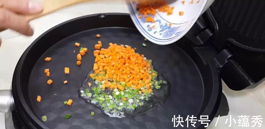 做法|土豆全新做法, 筷子一搅, 做出最好吃的土豆饼, 让你看着就超香吃