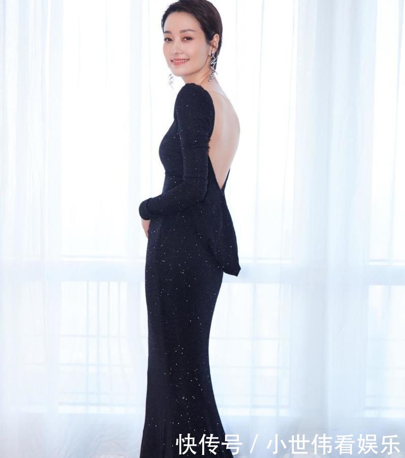 马伊琍终于认真打扮自己,穿黑纱裙优雅又高级,44岁美出国际范