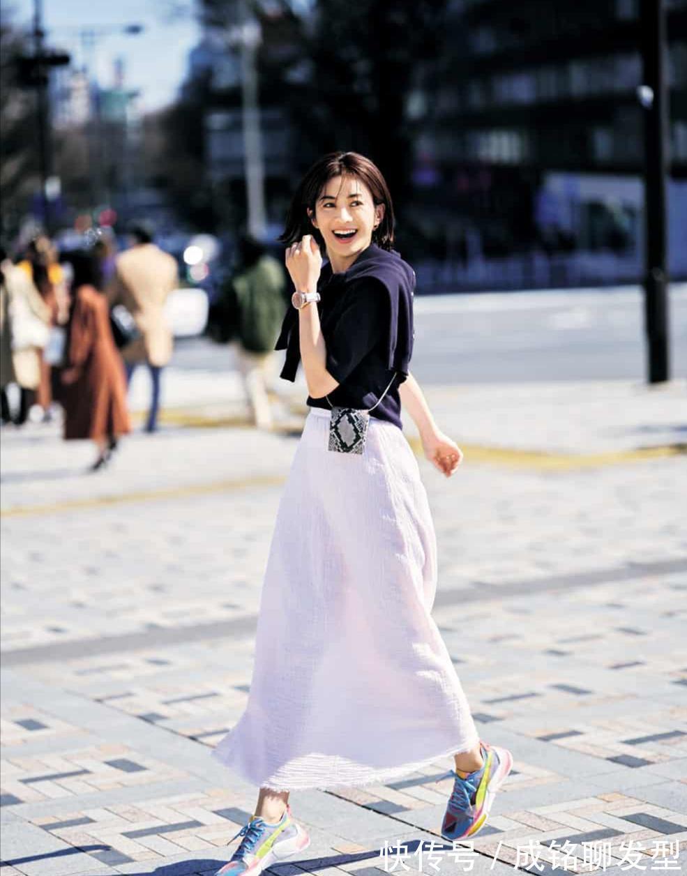 运动鞋|简单就是高级,成熟女人都爱的“半身裙+运动鞋”,舒适又显年轻