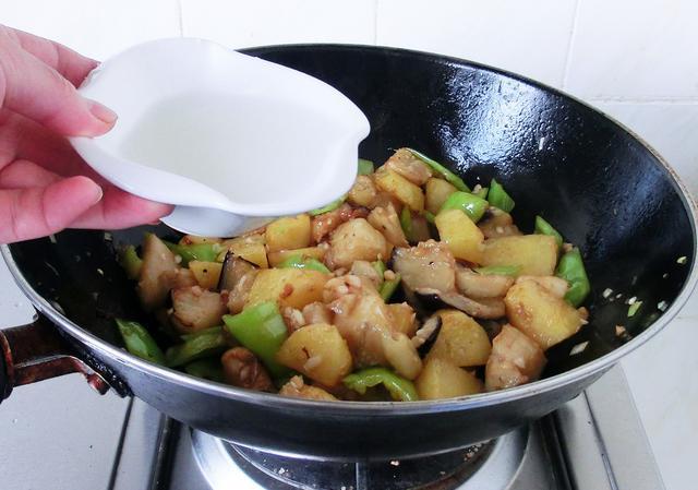 地三鲜，用长茄子还是用圆茄子区别很大，这样做不油腻，超下饭