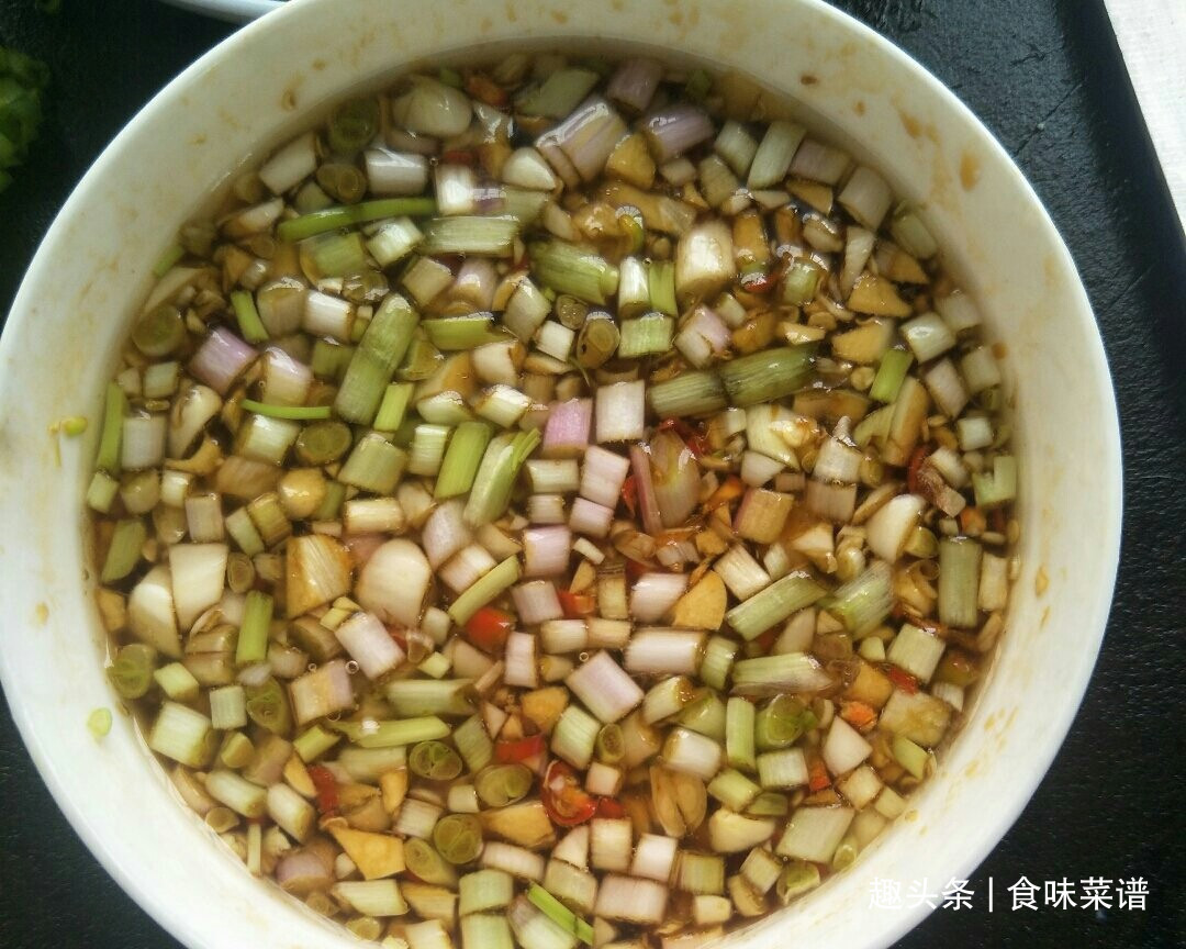 饭店的凉拌皮蛋为什么好吃秘诀就在于调料汁，不腥不涩美味翻倍