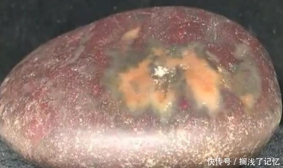 厉声|小伙搬“赌石”鉴宝,专家面露难色,厉声呵斥:你让我怎么估价