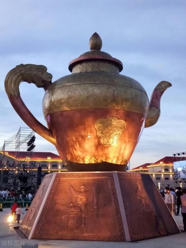 在半空的“悬空茶壶”火了，水流不断，令外国游客十分震惊