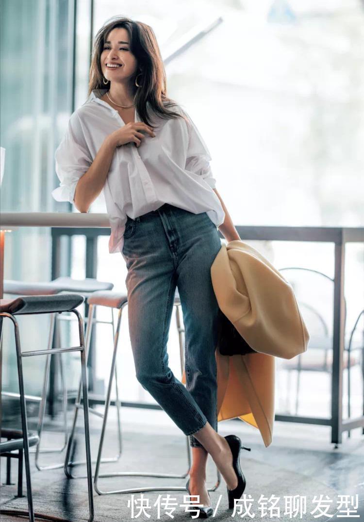 今春流行“白衬衫+蓝色牛仔裤”穿法,简约随性又舒服,赶紧get